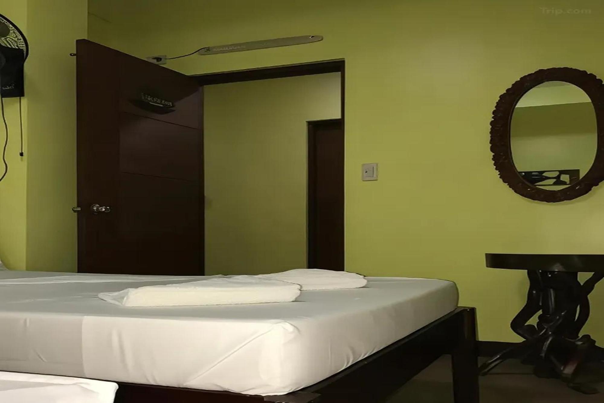 หลุยส์เบย์ทราเวลเลอร์ลอดจ์ Hotel โกรอน ภายนอก รูปภาพ