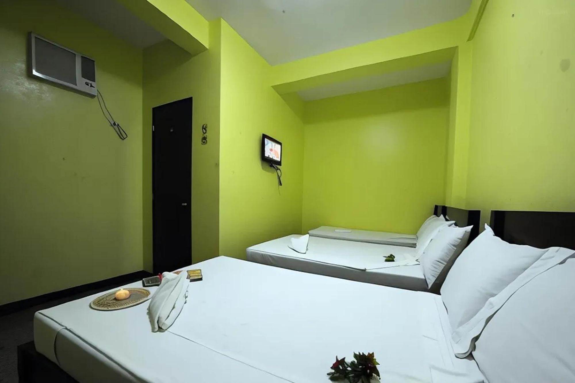 หลุยส์เบย์ทราเวลเลอร์ลอดจ์ Hotel โกรอน ภายนอก รูปภาพ