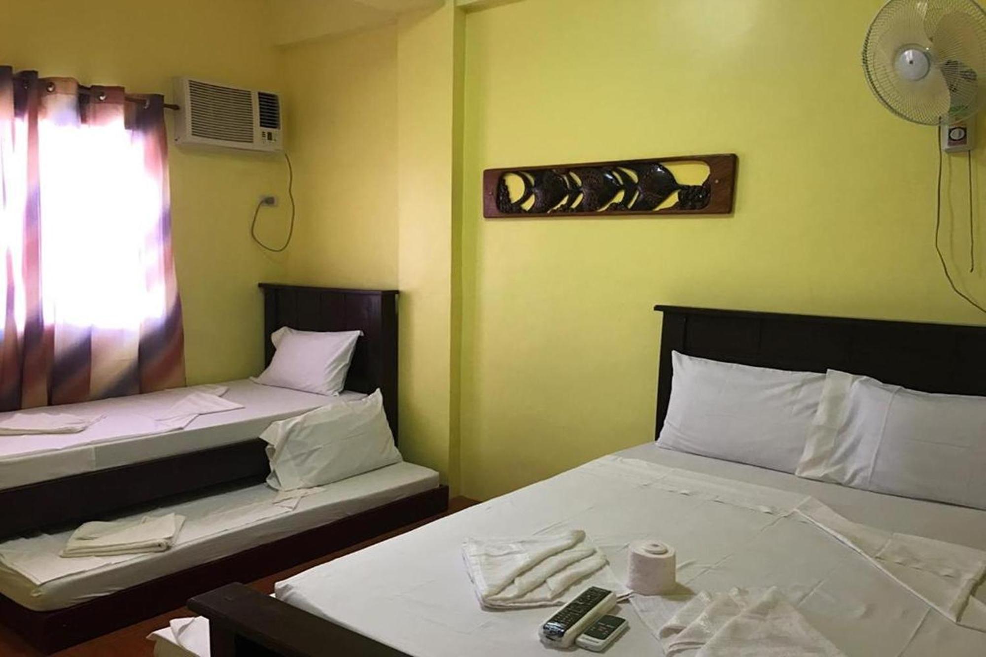 หลุยส์เบย์ทราเวลเลอร์ลอดจ์ Hotel โกรอน ภายนอก รูปภาพ