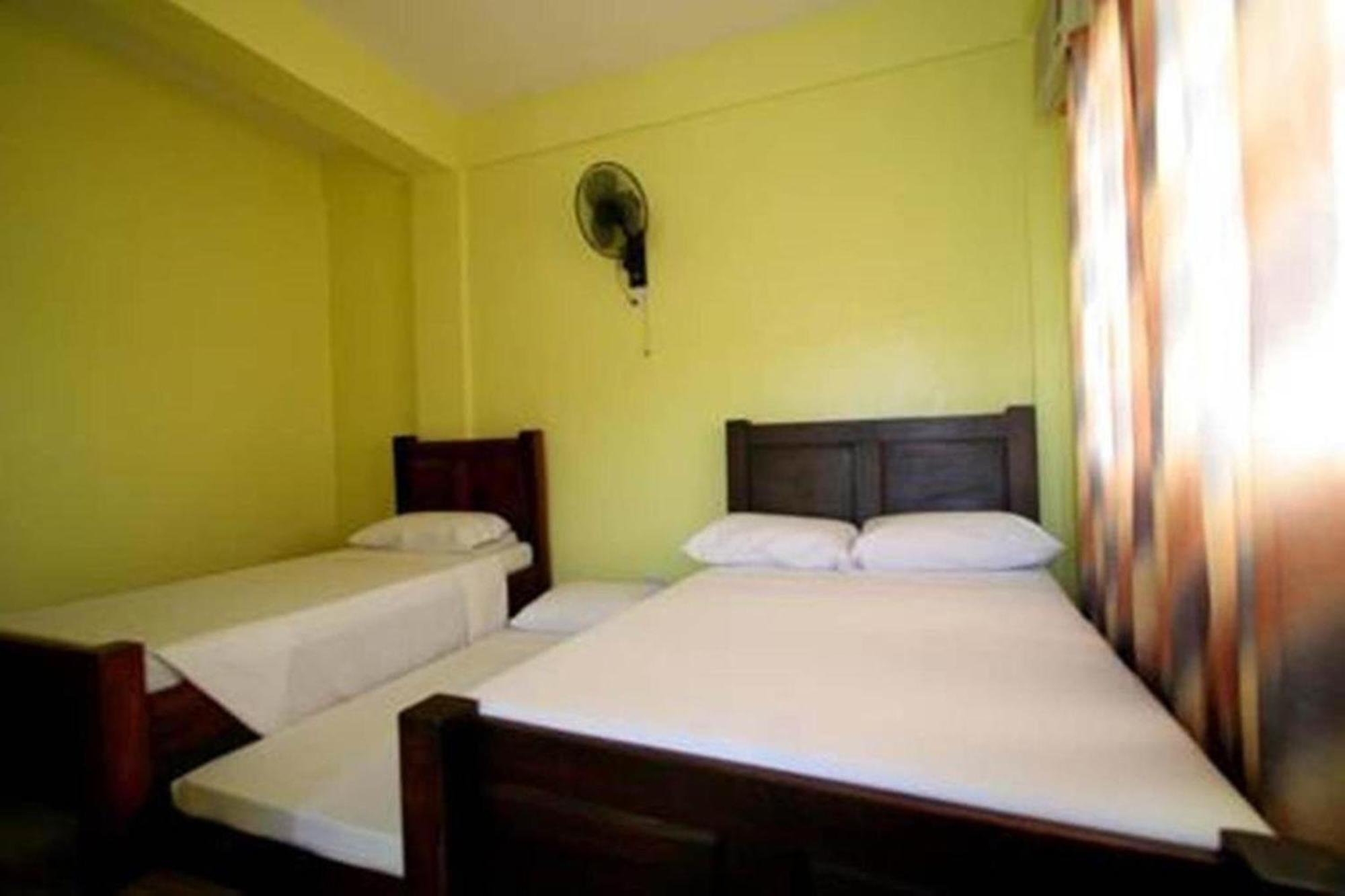 หลุยส์เบย์ทราเวลเลอร์ลอดจ์ Hotel โกรอน ภายนอก รูปภาพ