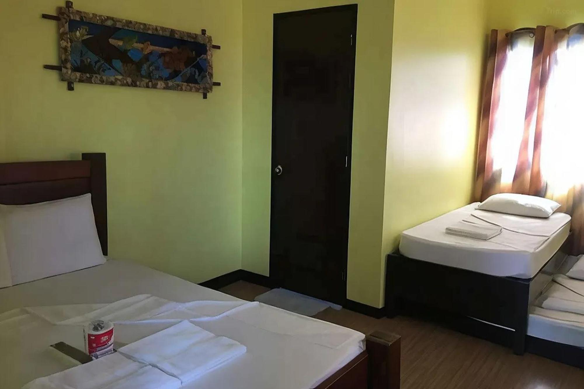 หลุยส์เบย์ทราเวลเลอร์ลอดจ์ Hotel โกรอน ภายนอก รูปภาพ