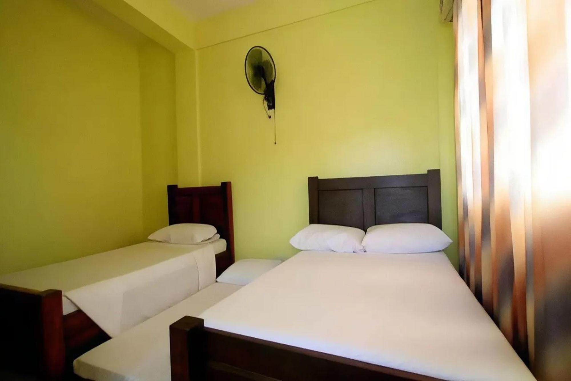 หลุยส์เบย์ทราเวลเลอร์ลอดจ์ Hotel โกรอน ภายนอก รูปภาพ