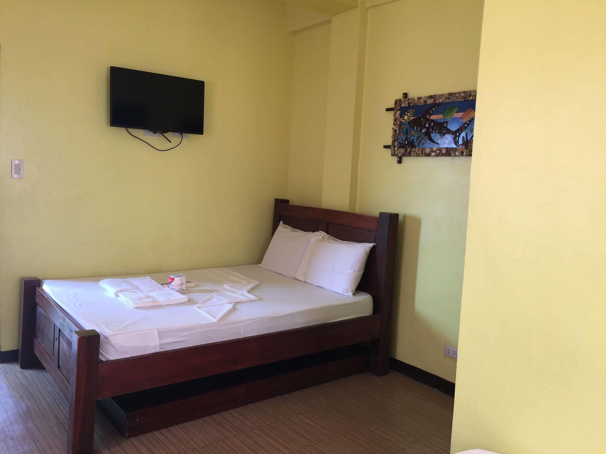 หลุยส์เบย์ทราเวลเลอร์ลอดจ์ Hotel โกรอน ภายนอก รูปภาพ