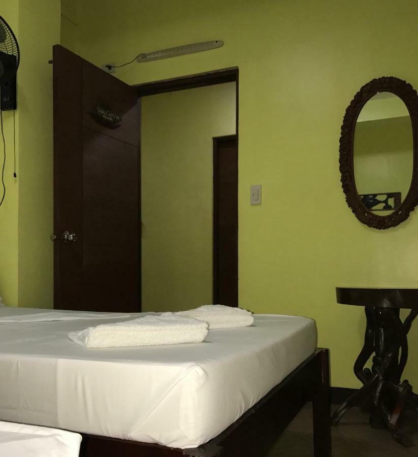 หลุยส์เบย์ทราเวลเลอร์ลอดจ์ Hotel โกรอน ภายนอก รูปภาพ